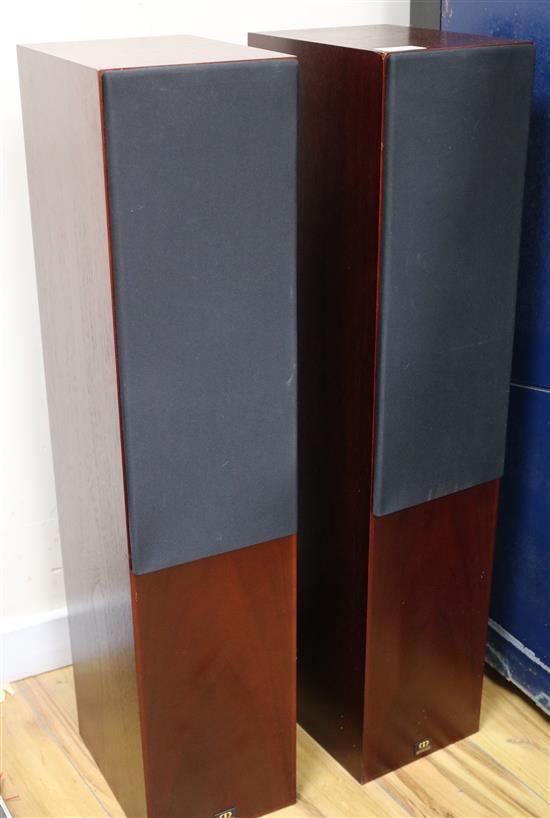 A pair of monitor studio 20 SE speakers